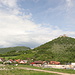Turňa nad Bodvou - Blick über den nördlichen Teil des Ortes zur Burg. Diese thront am südöstlichen Zipfel der Zádielska planina auf einem 374 m hohen Hügel, der passenderweise auch als Turniansky hradný vrch ("Tornauer Burgberg") bezeichnet wird. 