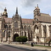 In Košice - Blick auf die Südfassade des Doms der heiligen Elisabeth, Dóm svätej Alžbety (ungarisch: Szent Erzsébet-főszékesegyház). Rechts ist die Kirche des Heiligen Michael, Kostol svätého Michala, zu sehen.