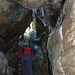 Kälte und viel Eis in der Höhle, mit Leiter zum Ein- und Ausstieg. Foto von mp.