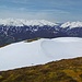 Die sanften Tuxer Alpen erheben sich auf der anderen Seite des Zillertals.