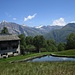 der Teich und auf der gegenüberliegenden Talseite Pizzo di Vogorno und Sassariente