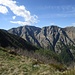 unterwegs ein Blick nach linkd auf die Berge über dem Valle di Corippo 
