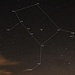 Das Sternbild Zentaur (Centaurus) konnte ich erstmal ganz am Himmel sehen. In Mitteleuropa ist nur der allernördlichste Teil mit den Sternen Menkent und ι Centauri sichtbar.<br /><br />Rigil Kentaurus (α Cen):<br />Sonnennächstes Sternsysten bei denen das Hauptpaar aus zwei Sonnenähnlichen Sternen 4,36 Lichtjahre entfernt ist. Der Stern C (Proxima Centauri; V 645 Cen) ist mit 4,22 Lichtjahren noch etwas näher und braucht ums Hauptpaar 547000 Jahre für einen Umlauf, scheinbarer Abstand am Himmel 7920“. Er ist ein roter Zwerg von 0,12 Sonnenmassen und 0,145 Sonnendurchmesser. Seine Leuchtkraft ist nur 0,17% der der Sonne und er besitzt einen Planten 1.27 Erdmassen der für einen Umlauf 11,186 Tag braucht. Die Helligkeit von Proxima Centauri ist nur 11,13mag. Das Hauptpaar besteht aus einem G2V-Stern vom -0,01mag und einem K1V-Stern von 1,33mag. Die Massen sind 1,105- und 0,934 Sonnenmassen, ihr Durchmesser sind 1,224 und 0,934mal der der Sonne und die Leuchtkraft ist 1,52 und 0,50mal der der Sonne. Die Umlaufszeit ist 79,9 Jahre und man kann die Sterne in einem Feldstecher trennen (2014: 20,5“); ihr mittlerer Abstand ist 23,9 Erdbahnradien. <br /><br />Hadar (β Cen):<br />Dreifachsystem in 525 Lichtjahren. Die beiden Hauptsterne umkreisen sich in 357 Tagen und sind Unterriesen vom Spektrum B2II und 8-fachem Sonnendurchmesser. Beide Sterne sind ein β Cephei Veränderliche, die gemeinsame Helligkeit ist 0,61-0,66mag. Sie haben die 10,7 und 10,3-fache Sonnenmasse. Der dritte Stern ist ein masseärmerer heisser (Spektrum B1V) Hautreihenstern vom 3,95mag in 0,4“ Abstand. Er ist im grossen Teleskop zu sehen und seine Umlaufszeit ums enge Paar ist 288,3 Jahre.<br /><br />Muhlifain (γ Cen):<br />Doppelstern in 130 Lichtjahren aus zwei fast gleichen Partnern die zusammen eine Helligkeit von 2,20mag haben und sich in 83,57 Jahren um den gemeinsamen Schwerpunkt drehen. Um die Sterne zu trennen wird ein sehr grosses Teleskop benötigt (Abstand 0,2“ im Jahr 2014). Beide Sterne habe die 2,8-fache Sonnenmasse und den 5,1-fachen Sonnendurchmesser, ihre Spektren sind A1III-IV und A0IV. <br /><br />δ Cen:<br />Heisser sehr enger Doppelstern der die leicht variabel ist (2,51-2,65mag). Der 395 Lichtjahre entfernte Doppelstern ist eruptiv Veränderlich (Typ γ Cas) und die Komponenten haben eine Umlaufszeit von 4,6 Jahren, ihr Abstand beträgt 6,9 Erdbahnradien. Die Massen der Sterne belaufen sich auf 8,7 und 5,5 Sonnenmassen. Der Hauptstern hat den 6,5-fachen Sonnendurchmesser und die Spektralklasse B2IV-Vne, er rotiert sehr schnell in nur 1,3 Tagen! Die Leuchtkraft ist das 12000-fache von dem der Sonne.<br /><br />ε Cen:<br />Wie δ Cru ist auch dieser Stern ein β Cephei Veränderlicher (P=4,07d), Helligkeit 2,29-2,31mag. Entfernung 376 Lichtjahre, Spektrum B1V. Die Masse ist 11mal, der Durchmesser 6,25mal grösser als der der Sonne. Die Rotation beträgt nur 2,7 Tage und er hat eine Leuchtkraft 15200mal grösser als die der Sonne!<br /><br />ζ Cen:<br />Der 384 Lichtjahre entfernte Stern hat das Spektrum B2,5V, die 7,8-fache Sonnenmasse und den 5,8-fachen Sonnendurchmesser. Er ist 2,55mag hell und rotiert in 1,5 Tagen. Ein Stern von drei Sonnenmassen umkreist den Hauptstern in nur 8,024 Tagen in Abstand von lediglich 14% Erdbahnradien.<br /><br />η Cen:<br />Der in eine Gashülle gebettete Stern ist 308 Lichtjahre entfernt und variiert minim aber eruptiv seine Helligkeit (2,30-2,41mag; Typ γ Cas). Das Spektrum ist B1.5Vne, die Masse ist 9,5mal, der Durchmesser 5,5mal grösser als der der Sonne. Die Leuchtkraft ist 8700mal grösser als die der Sonne.<br /><br />Menkent (ϑ Cen):<br />Oranger Riese (2,06mag) in 58,8 Lichtjahren vom Spektrum K0IIIb. Er hat die 1,27-fache Sonnenmasse, die 60-fache Sonnenleuchtkraft und den 10,77-fachen Sonnendurchmesser.<br /><br />ι Cen:<br />2,75mag heller Hauptreihenstern in 58,8 Lichtjahren (gleich weit wie Menkent); Spektrum A2Vm; Helligkeit 2,73mag. Er hat die 2,5-fache Sonnenmasse, die 26-fache Sonnenleuchtkraft und den 3,4-fachen Sonnendurchmesser. Im Abstand von 6 Erdbahnradien besitzt er eine Trümmerscheibe ähnlich unserem Asteroidengürtel.<br /><br />π Cen:<br />Im grossen Teleskop auflösbarer Doppelstern (4,08/5,65mag; gemeinsam 3,90mag) die sich in 39,18 Jahren umkreisen. Die Massen sind 6,43+3,68 Sonnenmassen und die Spektren B5Vn und B6V. 321 Lichtjahre.<br /><br />ϱ Cen:<br />Einzelner heisser Hauptreihenstern; 3,97mag, Spektrum B3V; 6,6-fache Sonnenmasse und den 3,8-fachen Sonnendurchmesser. 342 Lichtjahre.<br /><br />υ¹ Cen:<br />Wie ϱ Cen einzelner heisser Hauptreihenstern; 3,87mag, Spektrum B2V; 3,7-fache Sonnenmasse und den 7,9-fachen Sonnendurchmesser, 1884-fachr onneleuchtkraft. 417 Lichtjahre.<br /><br />χ Cen:<br />Leicht Veränderlicher (Δ=0,02mag) vom Typ β Cephei S, Periode 0,035 Tage; Spektrum B2V. 8,2-fache Sonnemasse, 3,5-facher Sonnendurchmesser; Entfernung 446 Lichtjahre.<br /><br />ω Cen (NGC 5139):<br />Hellster Kugelsternhaufen am Himmel, 3,9mag. Durchmesser 86 Lichtjahre, Entfernung 15800 Lichtjahre. Der Sternhaufen ausserhalb der galaktischen Scheibe hat mehr als 10000000 Sterne und besitzt im Zentrum ein Schwarzes Loch von 40000 Sonnenmassen.<br />