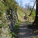 Der Weg nach Sant' Agata führt entlang alter Steinmauern aufwärts.