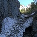 Lawinenschnee im Flürentobel. Heute noch mehr oder weniger gut begehbar, aufgrund der Unterhöhlung aber in einigen Tagen wohl problematisch...