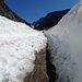 Meterhohe Schneemauern im freigefrästen Fahrsträsschen zur Alp Tesel