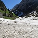 Viel Lawinenschnee hinter der Alp Tesel