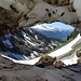 Kunstwerk einer Lawine: Ein Blick zurück durch eine Schneehöhle