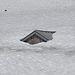 Eine der Hütten in Gruebe hat es mindestens mit einem Teil des Dachfirsts bis zur frischen Luft geschafft.