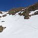 Hier verliessen wir die Schneedecke und erreichten etwa in der Bildmitte einen unmarkierten Pfad, der zum Gipfelgrat hinaufführt. 