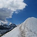 Links führt der geschaufelte Pfad zum Berggasthaus, geradeaus über den Schneegrat