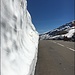 imposante Schneewände am Klausenpass