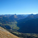 Im Vordergrund das Talbecken von Au-Schoppernau, am Horizont ein Gipfelmeer aus Allgäuer- und Lechtaler Alpen