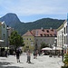 Fußgängerzone in Kufstein-dahinter der Pendling