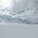 Zwischendurch lichten sich die Wolken: Blick vom unermesslichen Ewigschneefäld zum Tagesziel über den beiden TourenfahrerInnen, links davon Kleines Grünhorn und Hinteres Fiescherhon, rechts Grünegghorn, Fiescher Gabelhorn und Chamm