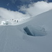 Gut angelegte Spur durch den eindrücklichen Gletscherbruch der SW-Flanke