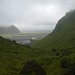 Abstieg durch das flache Tal entlang des Remundargilshöfuð, im Hintergrund Mýrdalssandur