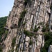 Wie oft in China fuehrt der Wanderweg als gut gesicherter Betonpfad am fast senkrechten Felsen entlang.