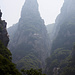 Ein Felsturm im Song Shan Gebirge im Gegenlicht.