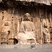 Gesamtansicht des zentralen Ensembles der Fengxian-Grotte von Longmen. Diese Grotte wurde zwischen 672 und 675 n. Chr. während der Regentschaft der Kaisering Wu Zetian aus dem Fels geschlagen. Die zentrale Statue ist 17m hoch.