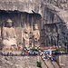 Blick vom gegenüberliegenden Flussufer auf die Kolossalstatuen von Longmen.