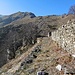 ...dann geht es wieder hinaus ins freie Gelände. An der Ruine der Alpe Cappella hat man nochmal einen schönen Blick zurück zum Kamm.