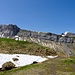 Im Abstieg vom Sihlseeli zur Lauiberghütte. <br />Hinten in der Bildmitte zieht sich ein weisser Faden über die Senkrechte Wand. .....