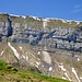 Bei genauem Hinsehen erkennt man einen feinen weisslichen Strahl der über die senkrechte Wand rieselt. Das ist der Rest der Wächte die gerade abgebrochen und zu Tal gedonnert ist. .....