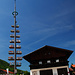 Maibaum und Feuerwehrhaus