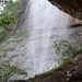 Steigelfadbalm. Vor der Höhle schiesst der Wasserfall runter. 