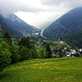 Zwischen Dalpe und Prato/Leventina mit Blick auf die Autobahn