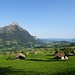 ein herrlicher Spätfrühlings-Vorsommertag beginnt auf Faltschen, Stalden, mit der Sicht auf Niesen und Thunersee
