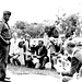 Idi Amin, hier bei einem Treueschwur der Europäer, die die ugandische Staatsangehörigkeit beantragt hatten. Das war ca. 3 Jahre vor meiner Reise. Chaos herrschte noch immer