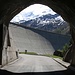 Diga Lago di Luzzone (1609m): Ein Tunnel leitete direkt zur Staumauer. Man könnte auch eine andere Abzweigung zum Restaurant nehmen und über die Staumauer gehen.