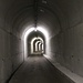 Diga Lago di Luzzone (1609m): Durch Tunnel wanderte ich auf die Südseite der Staumauer.