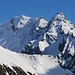 Aussicht von der Capanna Motterascio (2171m) nach Süden im Zoom zu den winterlich anmutenden Gipfeln die so wie hohe Berge erscheinen obwohl sie nicht einmal die 3000er-Marke knacken.<br /><br />Vorn ist der Torrone di Nav (2832m), dahinter die Spitze Punta Val Scarada (2823m) und dahinter der breite Pizzo Sorda (2880m / 2884,7m).