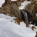 Foto vom ersten Beseitigungsversuch 29./30.12.2018:<br /><br />Wasserfall vom Brenno im Val Camadra.