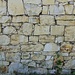 Mauer aus Pläner, ein vor Ort beliebter Baustoff
