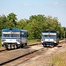 Peruc, Personenzüge (ČD-Triebwagen der Reihe 809), links Os 9709 nach Kralupy nad Vltavou und rechts Os 9706 nach Louny