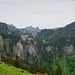 Ein Blick von der Oberen Guggerenhütte zur Bergstation der Gondelbahn.