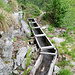 Holzkännel im wasserdurchlässigen Boden