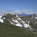 Bergeller Alpen (links) und Monte Disgrazia (rechts, leicht in den Wolken). In den Wolken über den Bergeller Bergen würde man den Piz Bernina sehen