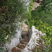 die Treppe hinab ist schmal und steil