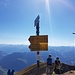 Wegweiser auf dem Vilan mit Blick ins Prättigau