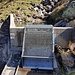 Wasserfassung mit einem Coanda-Rechen, der sich unter dem Gitterrost befindet und alle Feststoffe grösser als die Spaltweite (hier ca. 1mm) ausscheidet