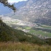 "Die Gemeinde Iragna erstreckt sich grösstenteils über das Val d'Iragna, das vom Riale d'Iragna durchflossen wird und sich bis zum Poncione Rosso (2506 m ü. M.) erstreckt, der die Grenze zum Val Verzasca bildet. Das heute stark bewaldete Tal wies einst eine umfangreiche Alpwirtschaft auf, doch heute sind alle Alpen aufgegeben und es ist relativ wild."<br /><br />"Das Dorf wird 1210 als Vicinia von Iragna erstmal erwähnt. Früher gehörte es mit Prosito, Lodrino und Moleno zur Valle Leventina und sandte zehn Abgeordnete in den Rat des Tals. Seit 1441, zur Zeit der Abtretung der Leventina an den Kanton Uri, gehörte es nicht mehr dazu. Damals schloss der Herzog von Mailand von dieser Abtretung Iragna und Lodrino (mit Prosito und Moleno) aus; diese bildeten bis zur endgültigen Eroberung durch die Schweizer ein herzogliches Vikariat unter der Regierung eines Vikars, den die Dörfer selber wählten."