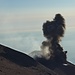 Auf der Höhe des unteren Kraterrandes eine Erruption mit beeindruckender dunklen Aschewolke 