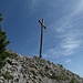 Mit dem Gipfelkreuz der Hohen Kiste ist der höchste Punkt der heutigen Bergtour erreicht.