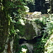 Blick in die Schlucht, Aussichtspunkt und unten die Grotte. Von der anderen Seite kann man einen Blick hineinwerfen, eine Treppe führt hinunter.