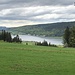 Blick auf den Lac des Rousses mit dem französischen Risoux im Hintergrund